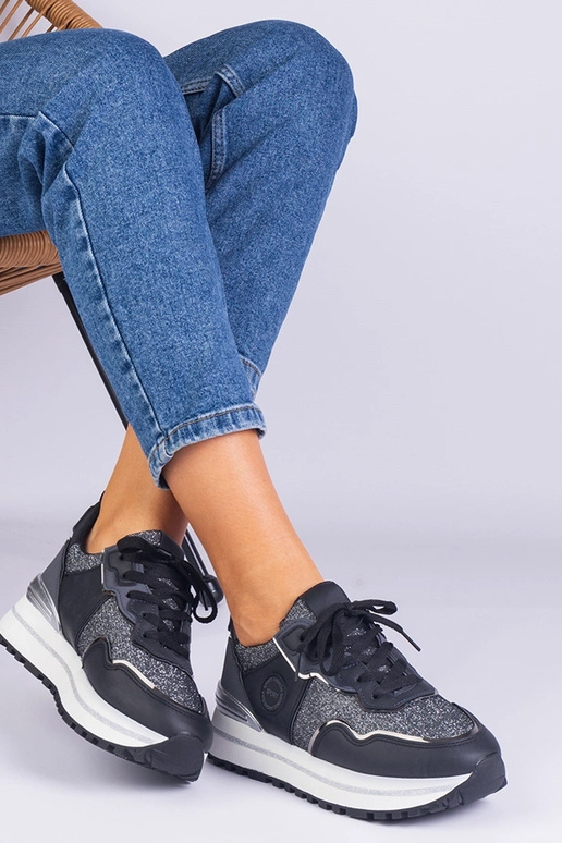 Tênis feminino preto decorado com...