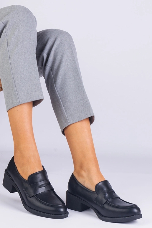 Sapatos femininos pretos de salto...