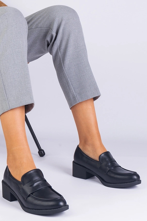 Sapatos femininos pretos de salto...