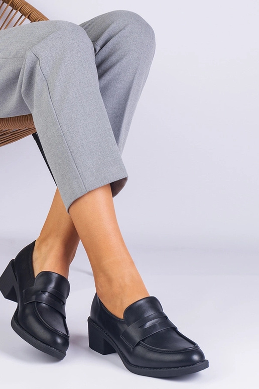 Sapatos femininos pretos de salto...