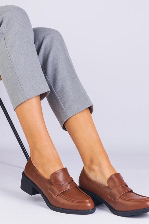 Sapatos femininos de salto baixo em... Sapatos femininos de salto baixo em...