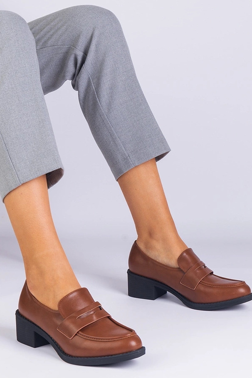 Sapatos femininos de salto baixo em... Sapatos femininos de salto baixo em...