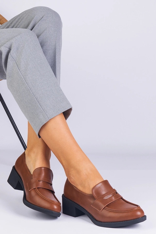 Sapatos femininos de salto baixo em... Sapatos femininos de salto baixo em...