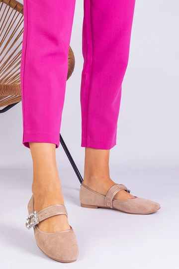 Sapatilhas bege decoradas... 2