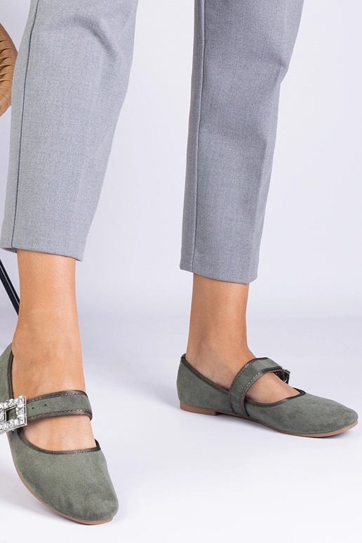 Sapatilhas verdes decoradas com...