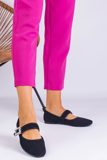 Sapatilhas pretas decoradas... 2