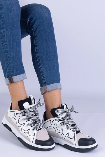 Tênis feminino preto com cadarço decorativo Grejs