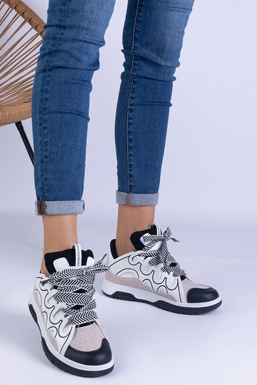 Tênis feminino preto com cadarço decorativo Grejs 2
