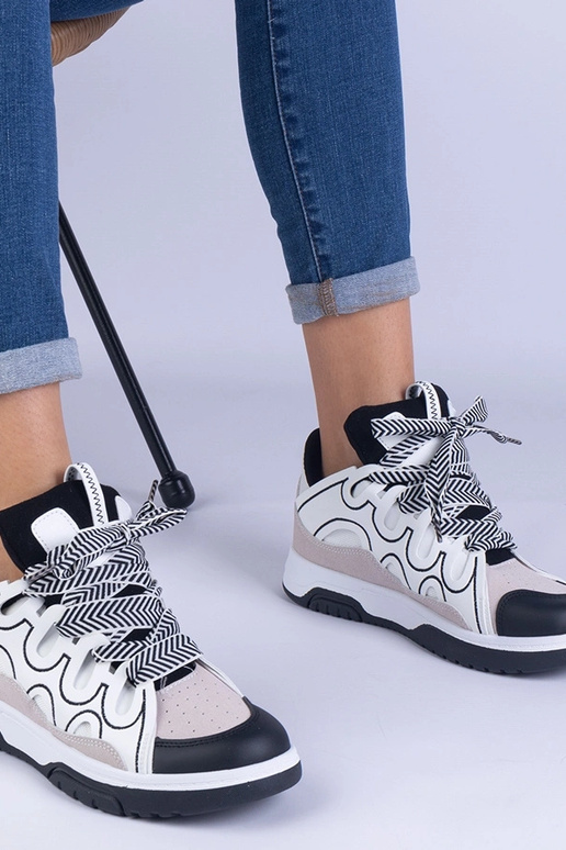 Tênis feminino preto com cadarço...