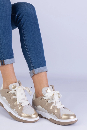 Tênis feminino bege com cadarço decorativo Grejs