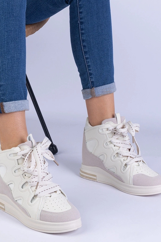 Tênis feminino branco com cadarço...