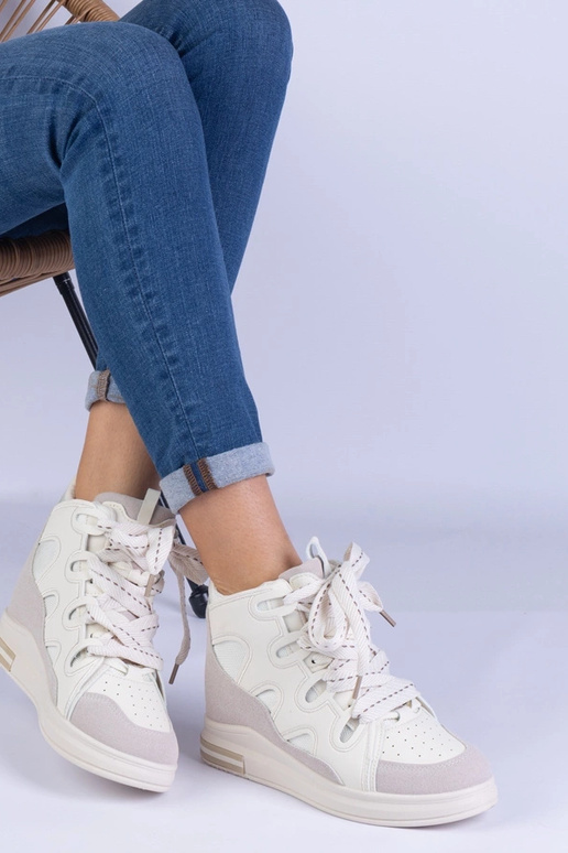 Tênis feminino branco com cadarço...