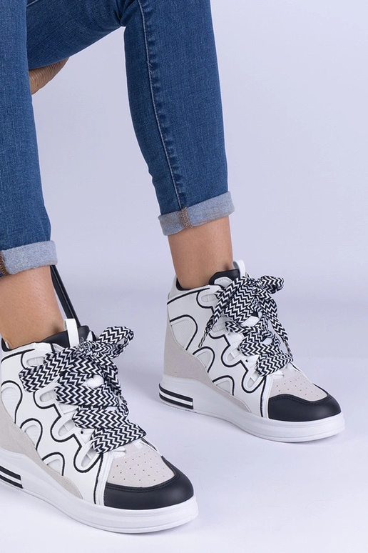 Tênis feminino branco com cadarço...