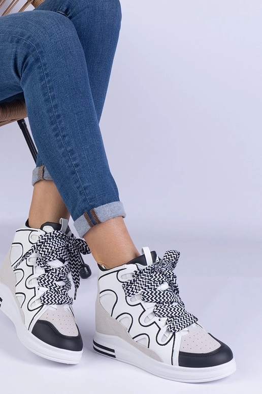 Tênis feminino branco com cadarço...