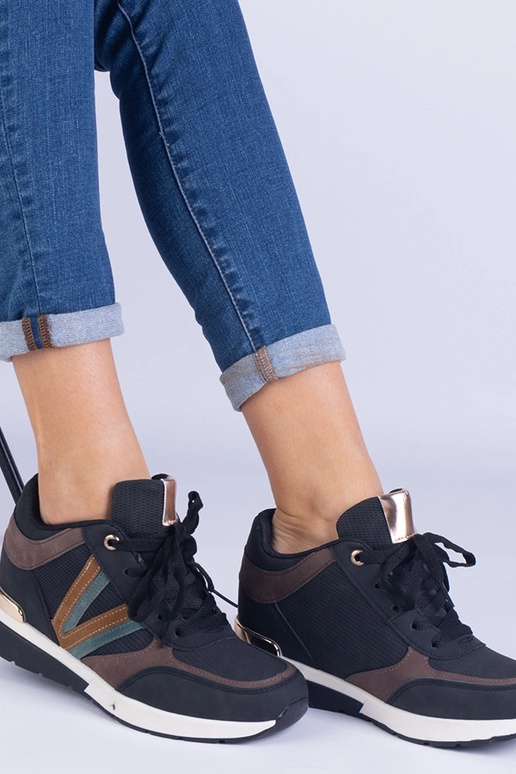 Tênis feminino preto com salto...