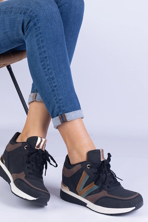 Tênis feminino preto com salto...