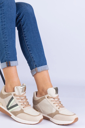 Tênis feminino bege com salto anabela oculto Ninella