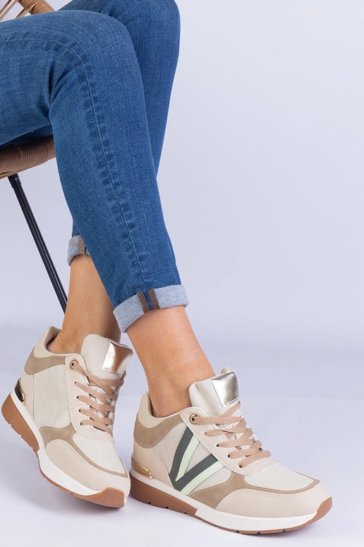 Tênis feminino bege com salto anabela...