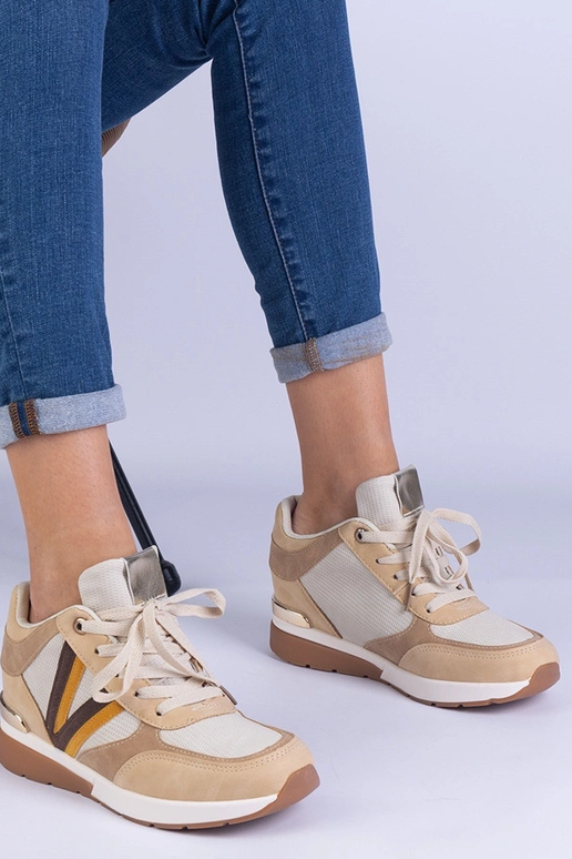 Tênis feminino marrom com salto...