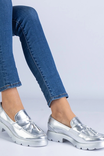 Sapatos clássicos prateados com franjas Esitta