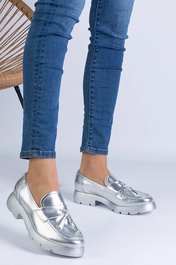 Sapatos clássicos prateados com franjas Esitta 2