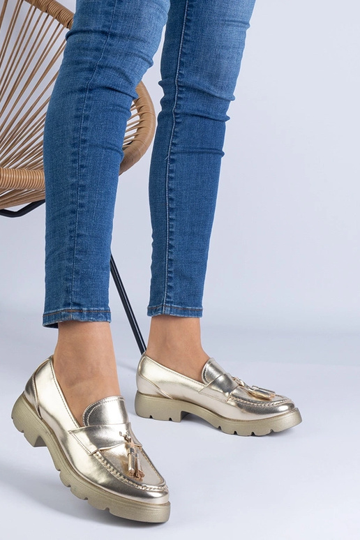 Sapatos clássicos dourados com... Sapatos clássicos dourados com...