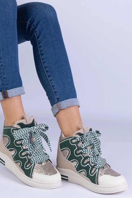 Tênis verde com cadarço grosso e...