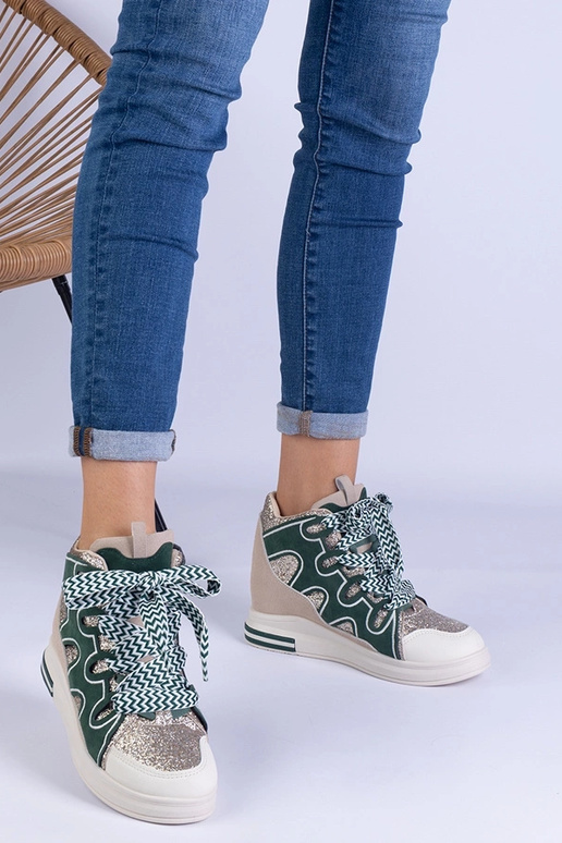 Tênis verde com cadarço grosso e...