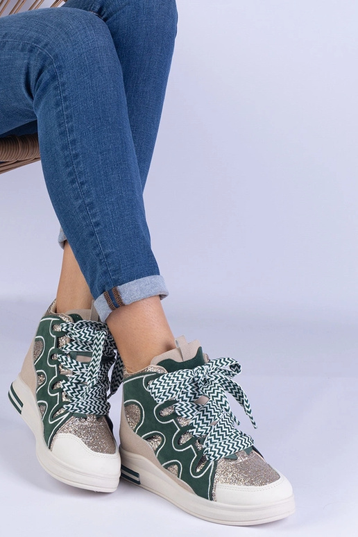 Tênis verde com cadarço grosso e...