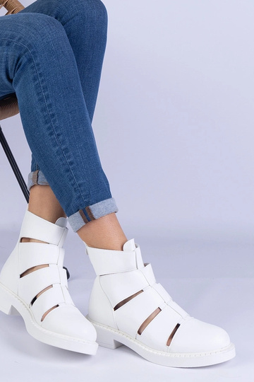 Botins brancos em couro...