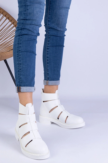 Botins brancos em couro... 2