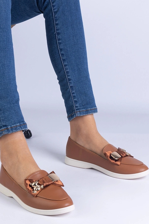 Mocassins marrons decorados com laço...
