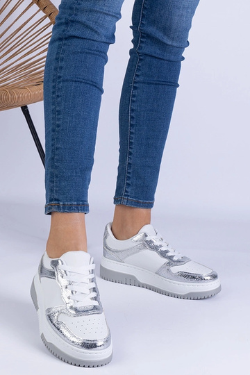 Tênis prateado com sola... 2