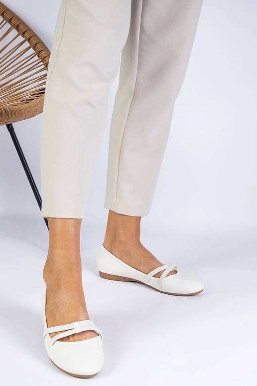 Bailarinas femininas brancas em couro... Bailarinas femininas brancas em couro...