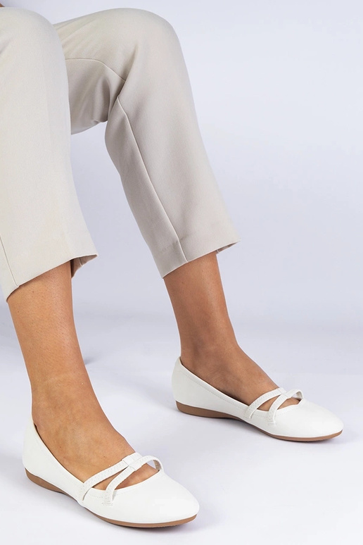 Bailarinas femininas brancas em couro... Bailarinas femininas brancas em couro...