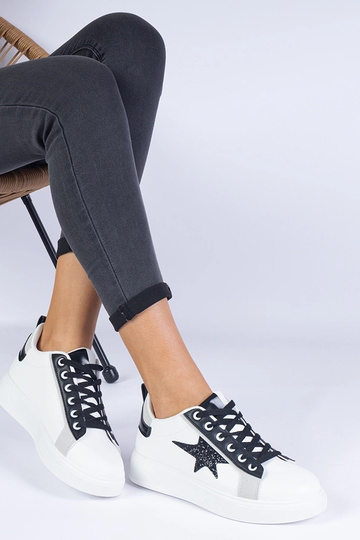 Tênis branco decorado com...