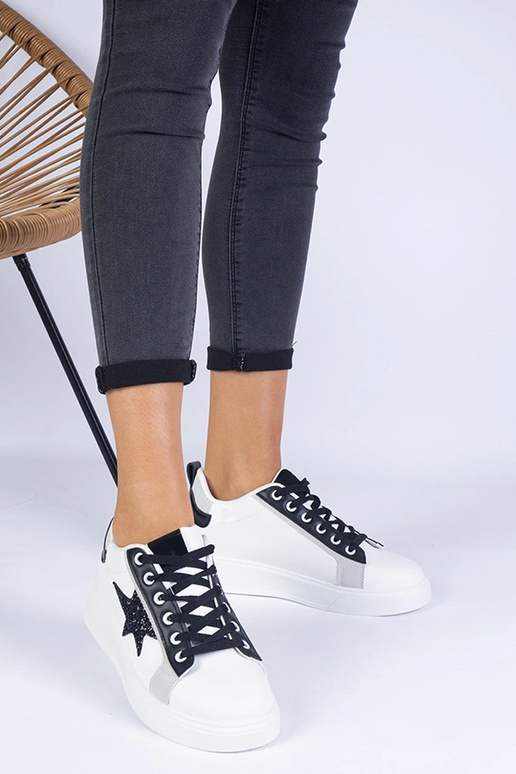 Tênis branco decorado com estrela de...