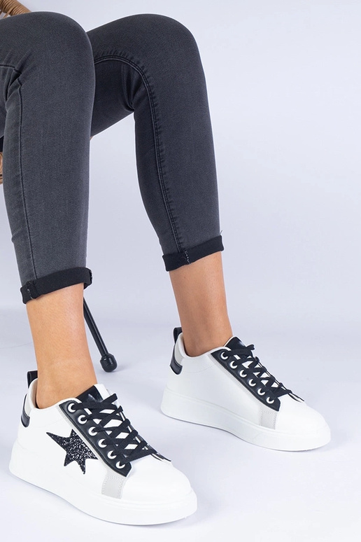 Tênis branco decorado com estrela de...