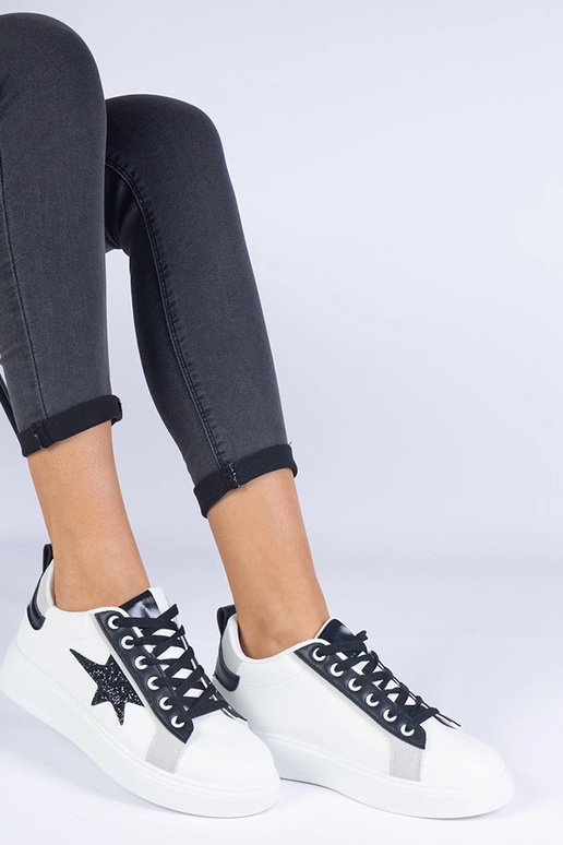 Tênis branco decorado com estrela de...