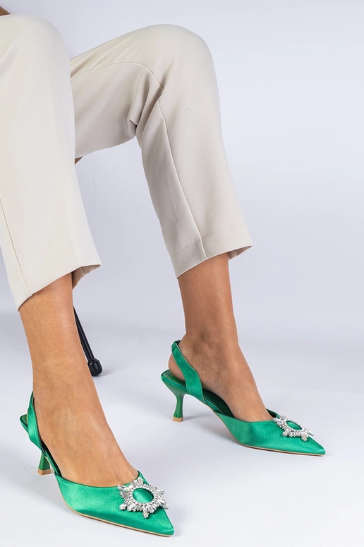 Sapatos de cetim verde com salto...