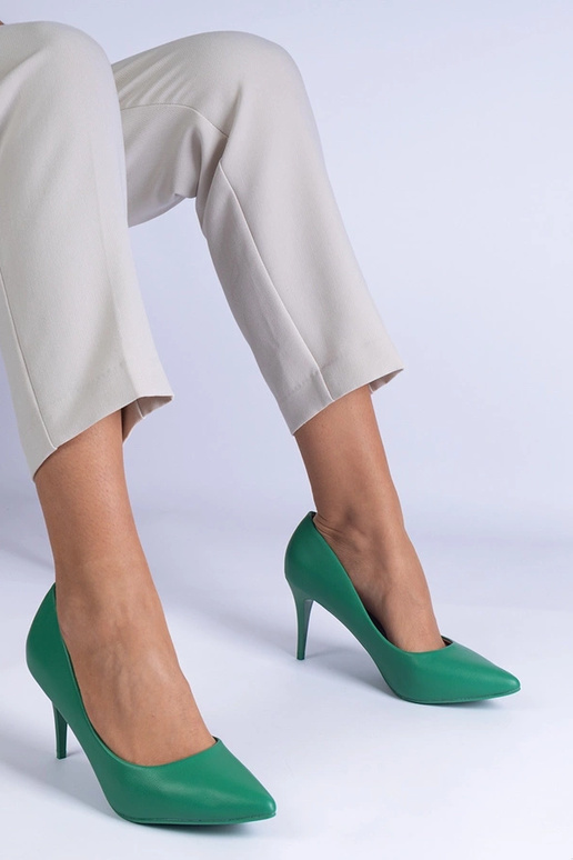 Sapatos clássicos verdes feitos de... Sapatos clássicos verdes feitos de...