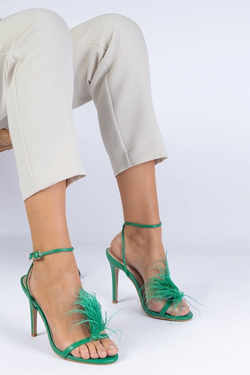 Stiletto verde com penas Arisat