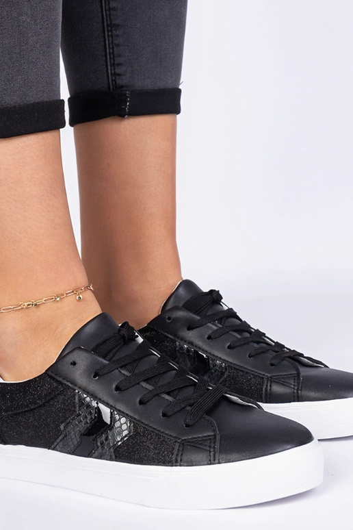 Tênis pretos com estampa animal...