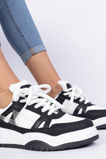 Tênis preto e branco com cadarços grossos Luciana 2
