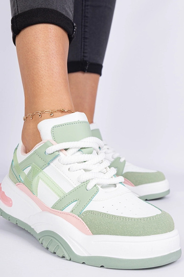 Tênis verde com cadarços... 2