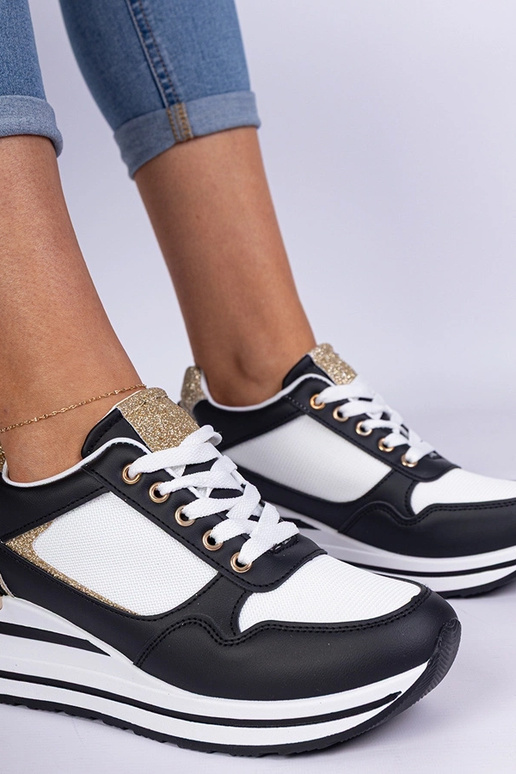 Tênis pretos decorados com glitter e...