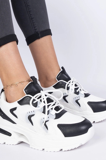 Tênis femininos brancos e...