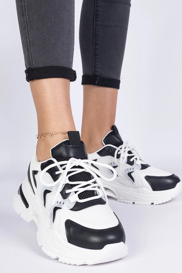 Tênis femininos brancos e... 2