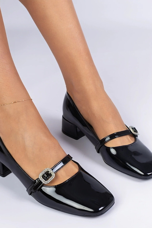 Sapatilhas elegantes pretas decoradas...