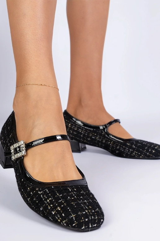 Sapatilhas pretas com acabamento em...